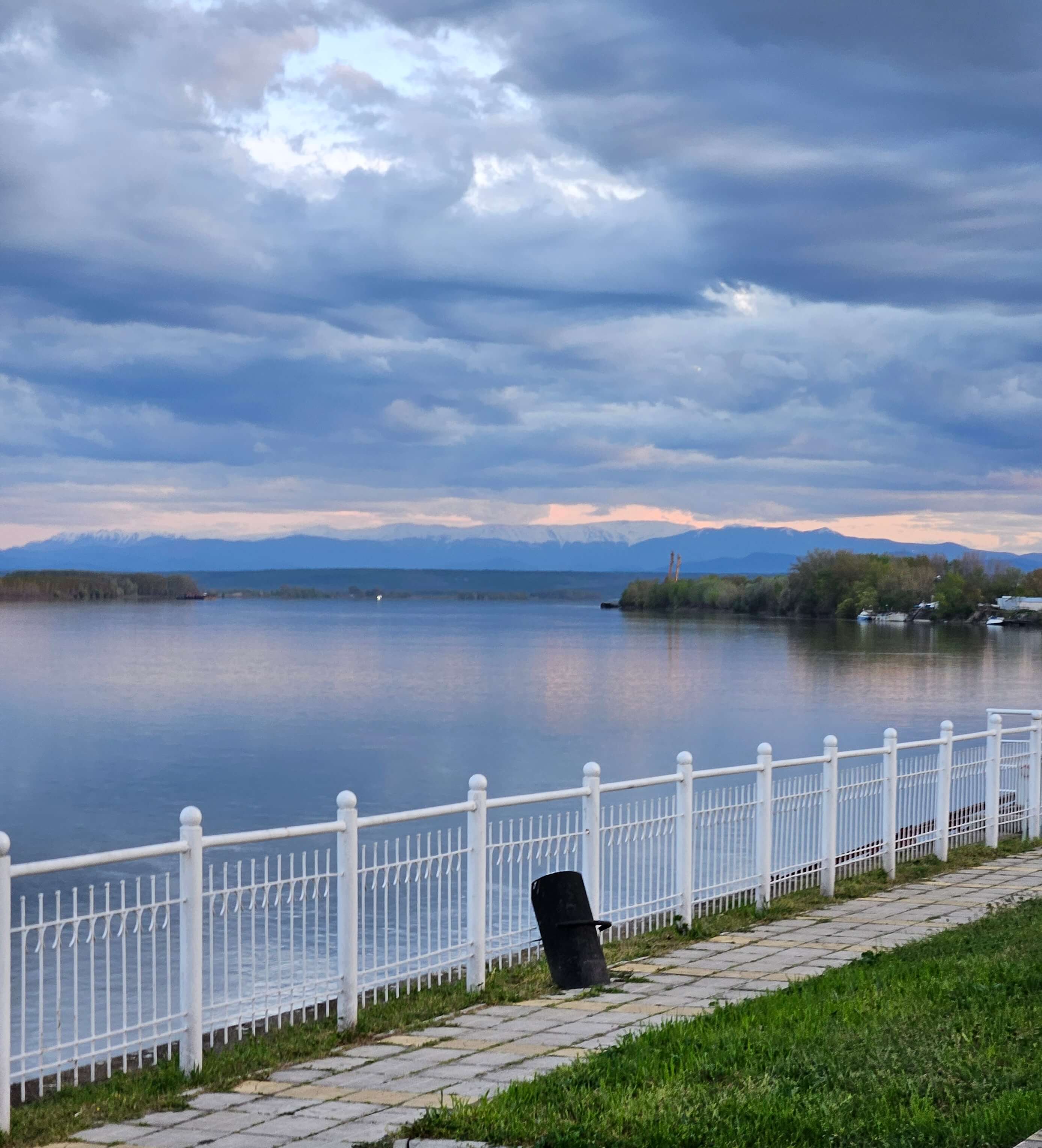 Река Дунав край Видин и Стара планина